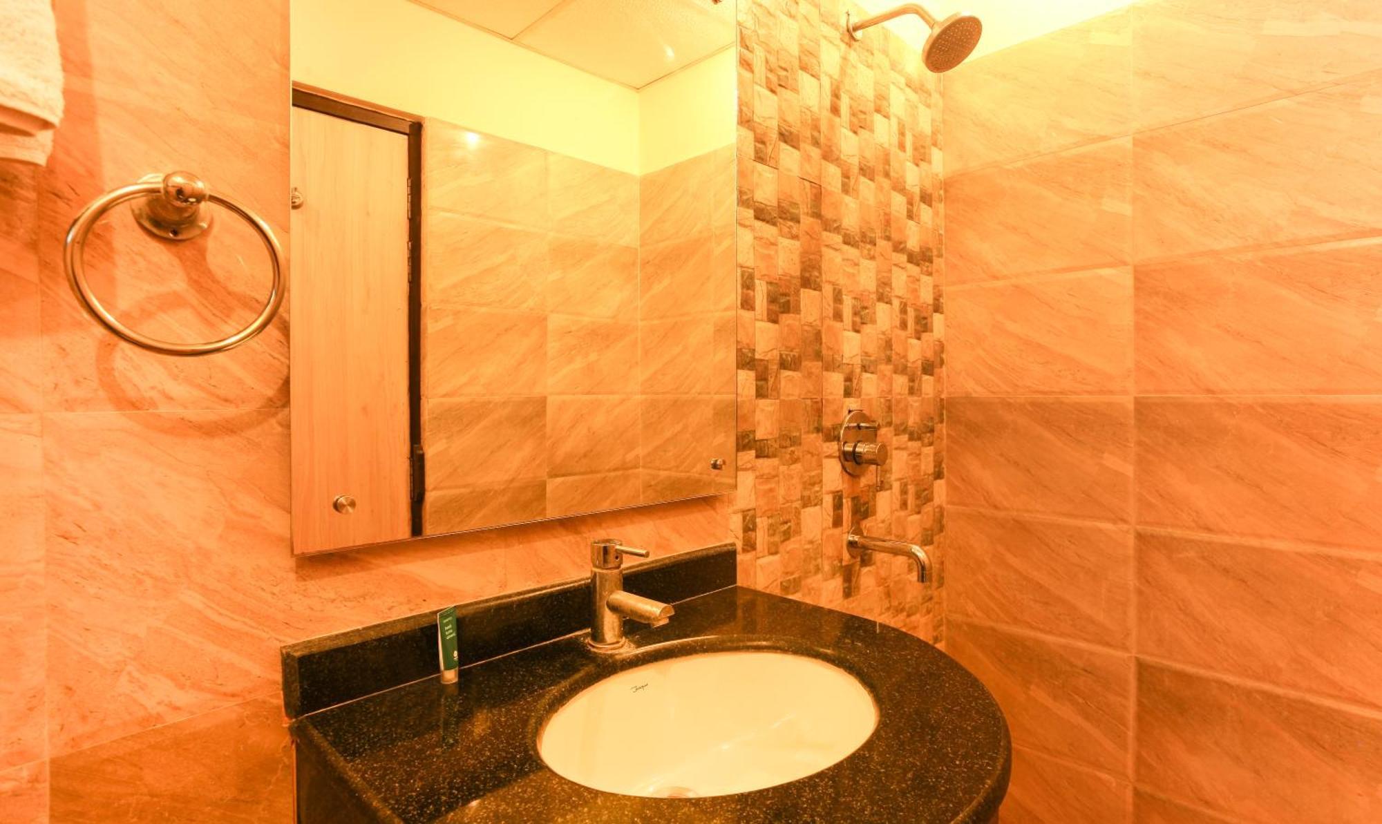 Hotel Janki International 3 Km From Kashi Vishwanath Temple Free Pickup From Railway Station Varanasi Esterno foto