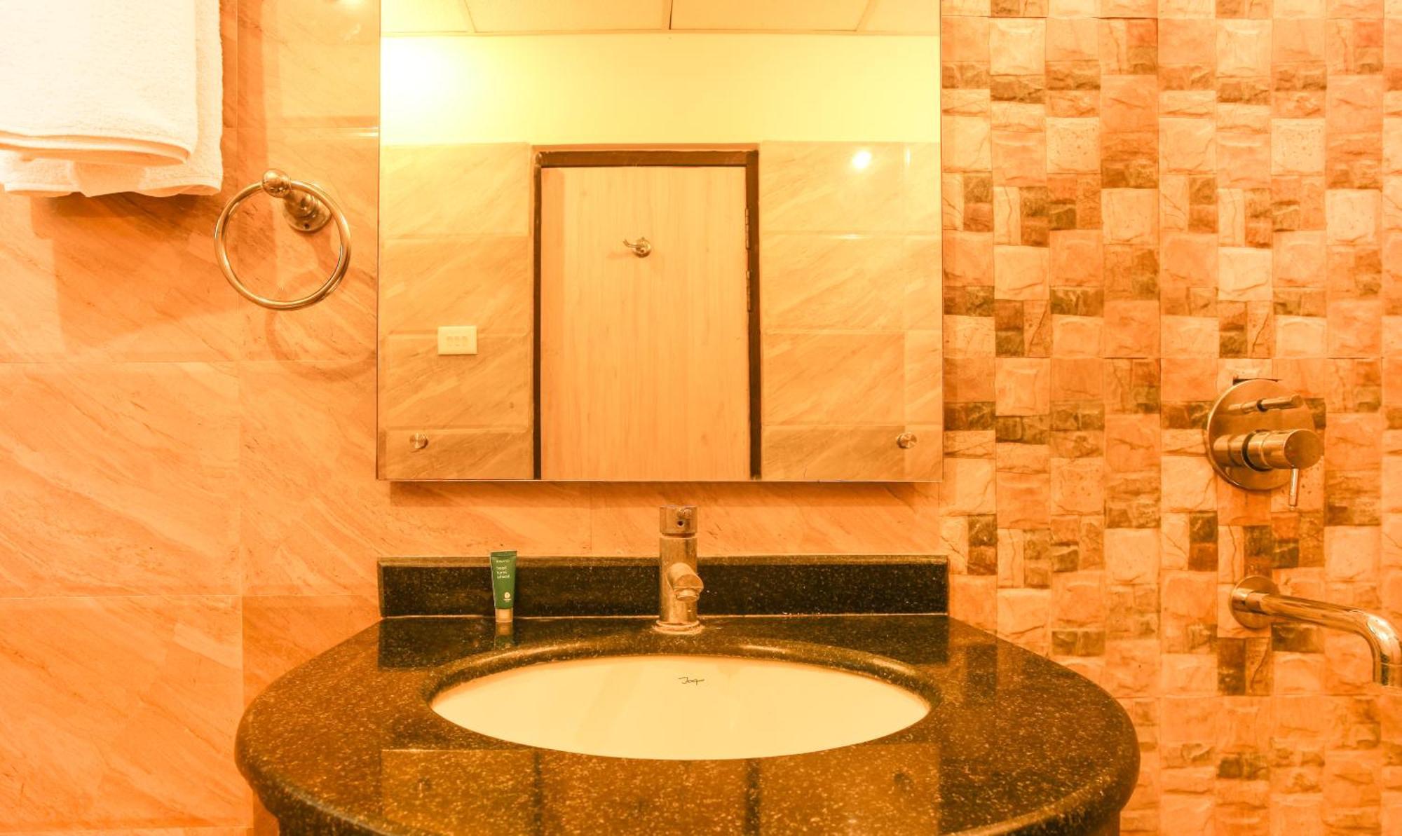 Hotel Janki International 3 Km From Kashi Vishwanath Temple Free Pickup From Railway Station Varanasi Esterno foto