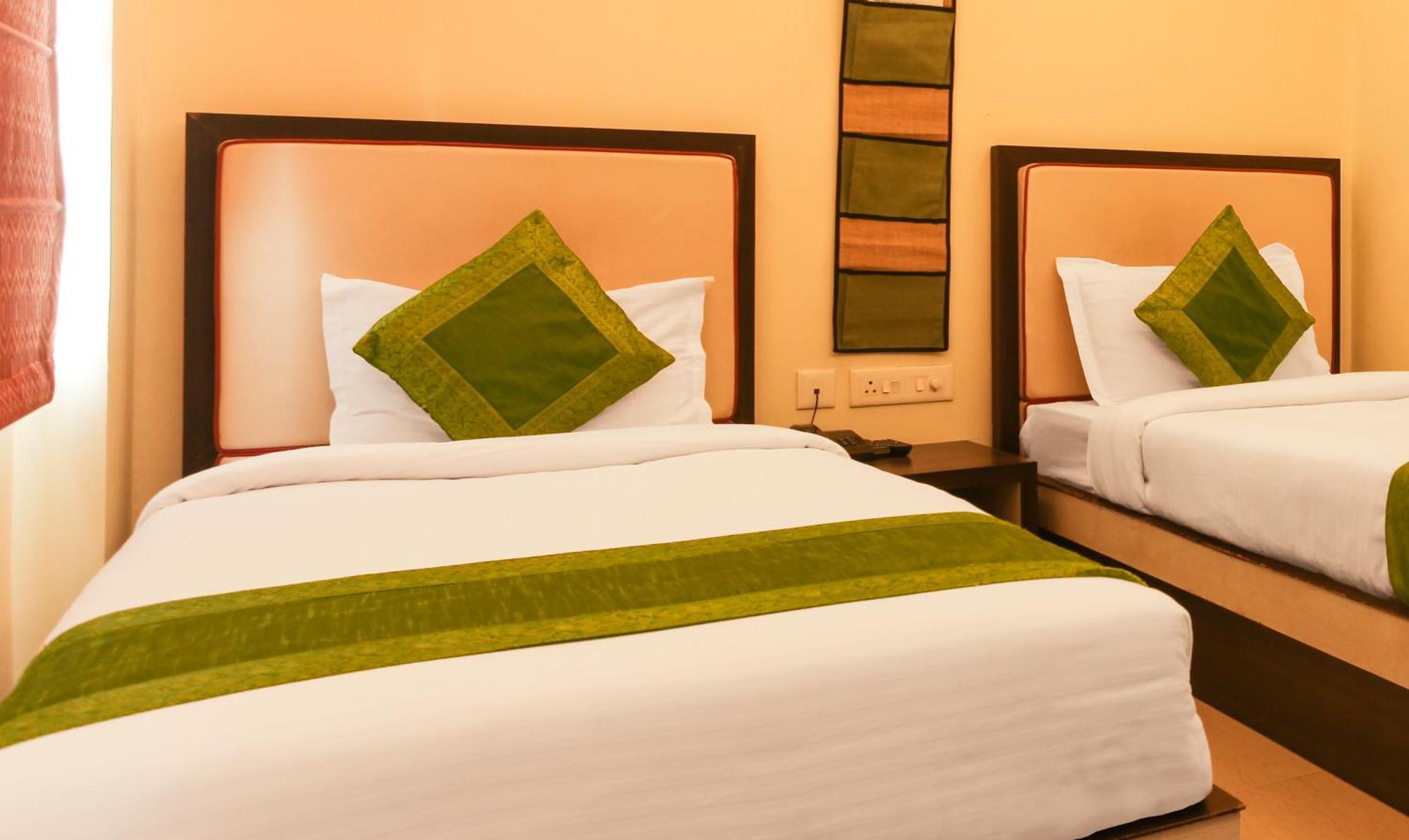 Hotel Janki International 3 Km From Kashi Vishwanath Temple Free Pickup From Railway Station Varanasi Esterno foto