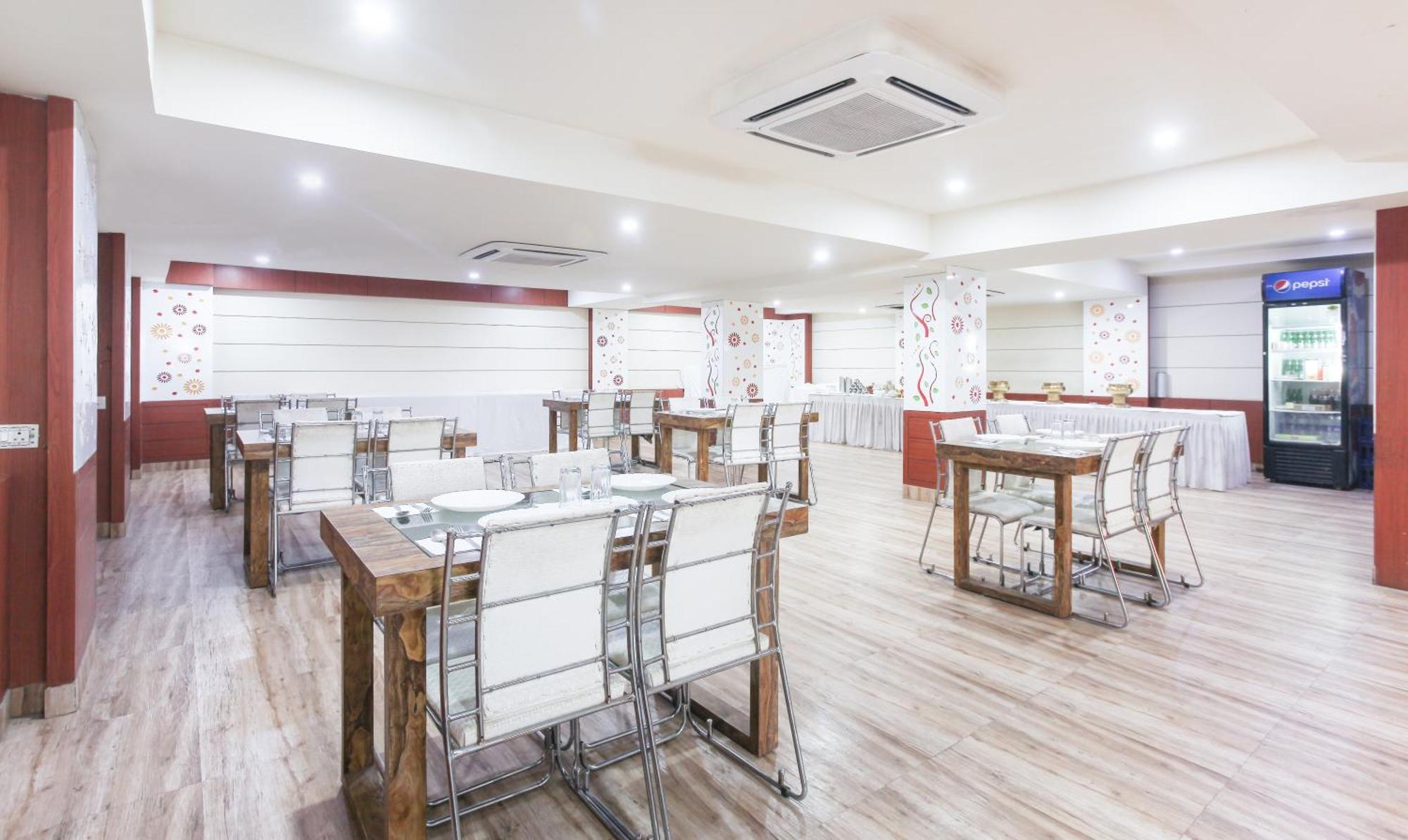 Hotel Janki International 3 Km From Kashi Vishwanath Temple Free Pickup From Railway Station Varanasi Esterno foto
