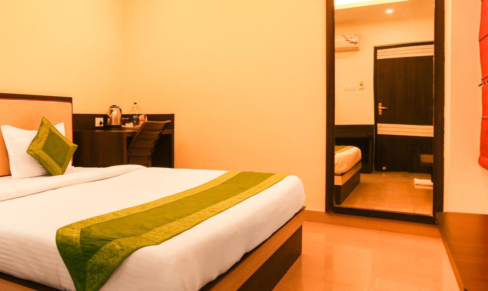 Hotel Janki International 3 Km From Kashi Vishwanath Temple Free Pickup From Railway Station Varanasi Esterno foto