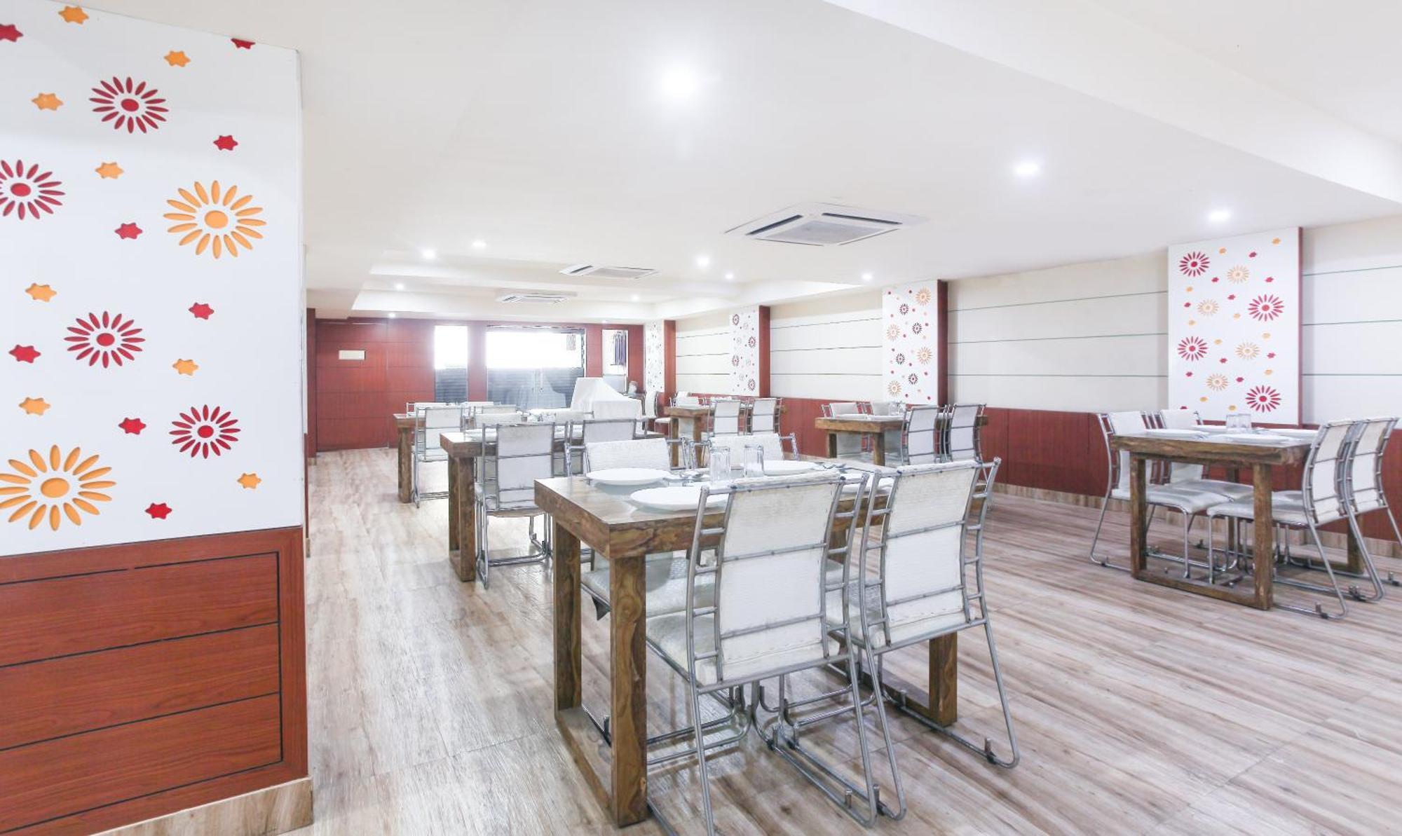 Hotel Janki International 3 Km From Kashi Vishwanath Temple Free Pickup From Railway Station Varanasi Esterno foto