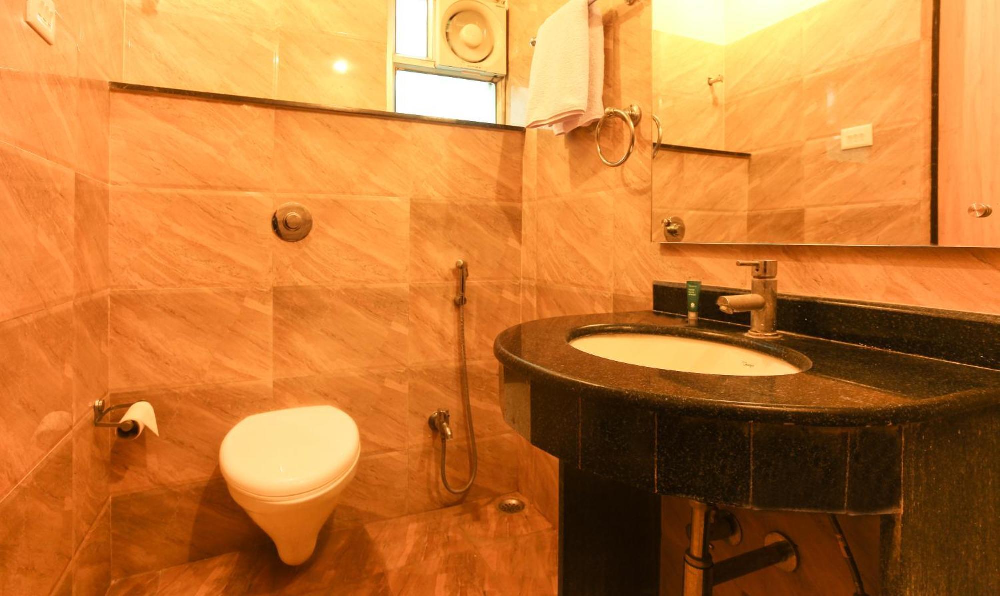 Hotel Janki International 3 Km From Kashi Vishwanath Temple Free Pickup From Railway Station Varanasi Esterno foto
