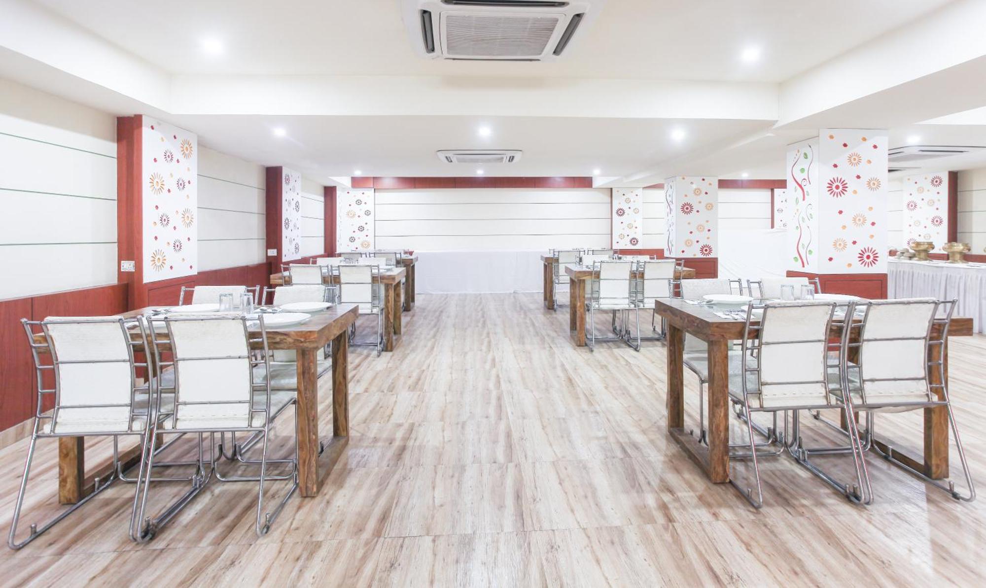 Hotel Janki International 3 Km From Kashi Vishwanath Temple Free Pickup From Railway Station Varanasi Esterno foto