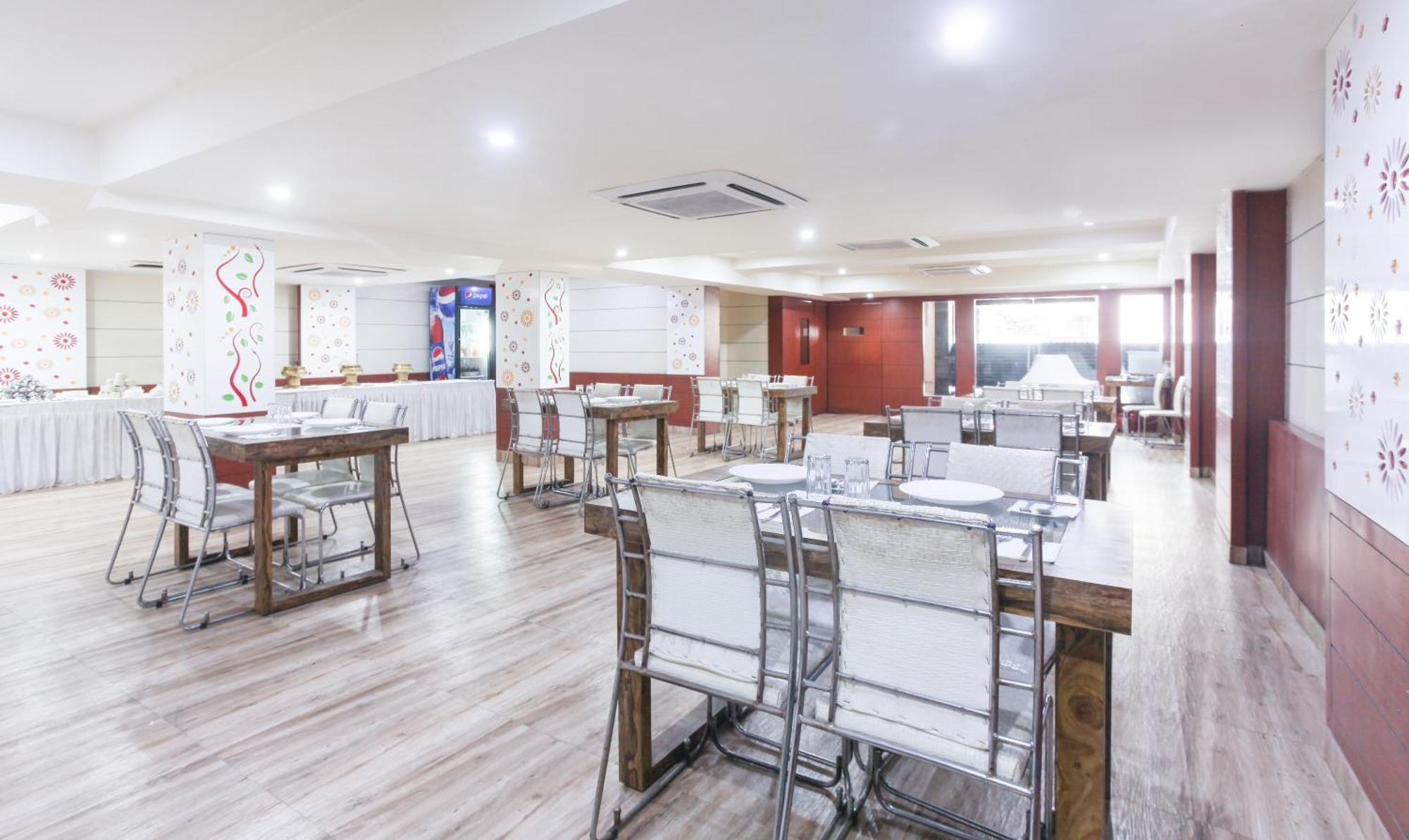 Hotel Janki International 3 Km From Kashi Vishwanath Temple Free Pickup From Railway Station Varanasi Esterno foto