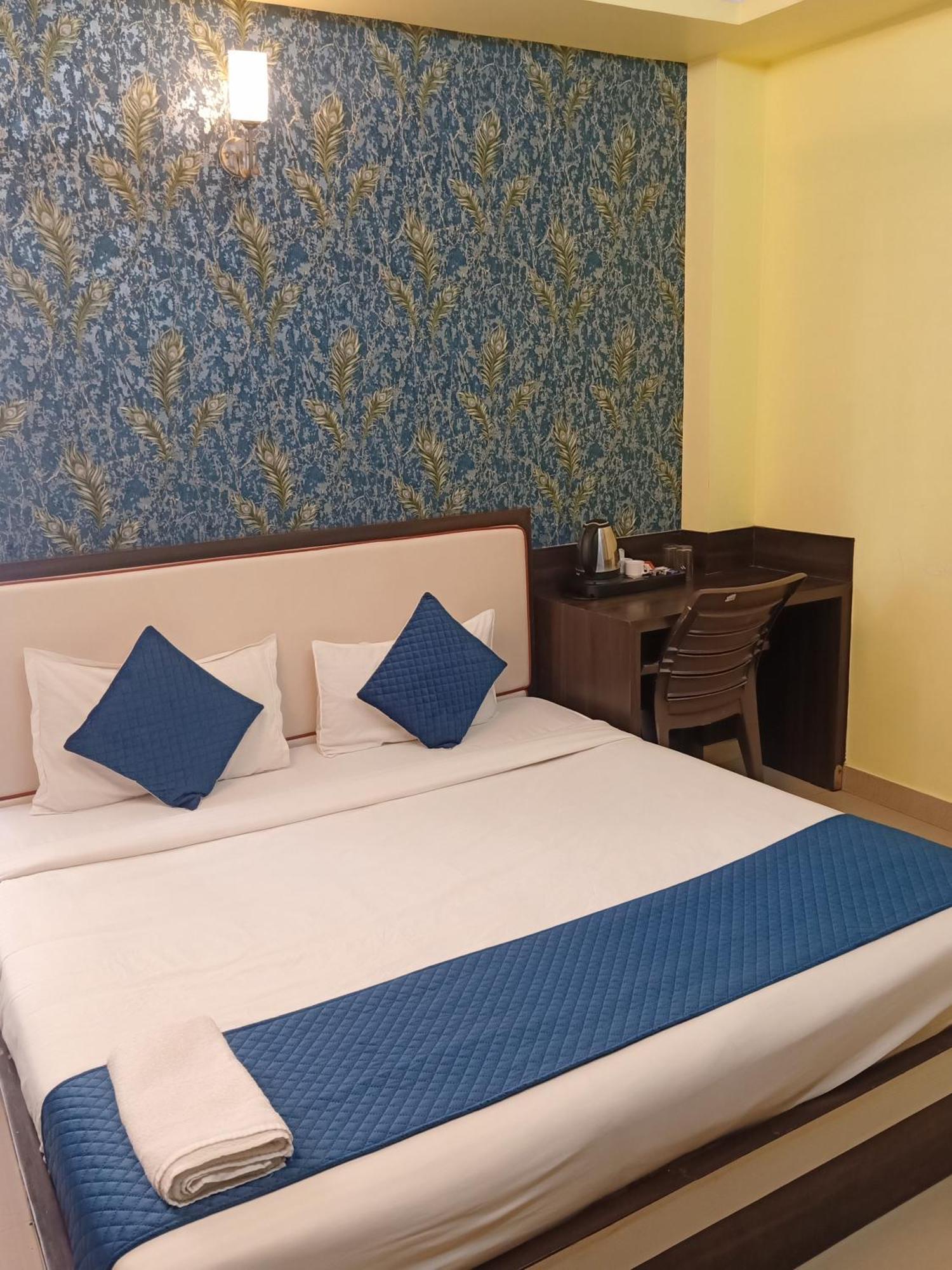 Hotel Janki International 3 Km From Kashi Vishwanath Temple Free Pickup From Railway Station Varanasi Esterno foto